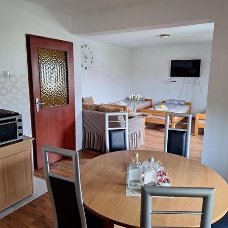 Aki Apartment Drvar Bagian luar foto