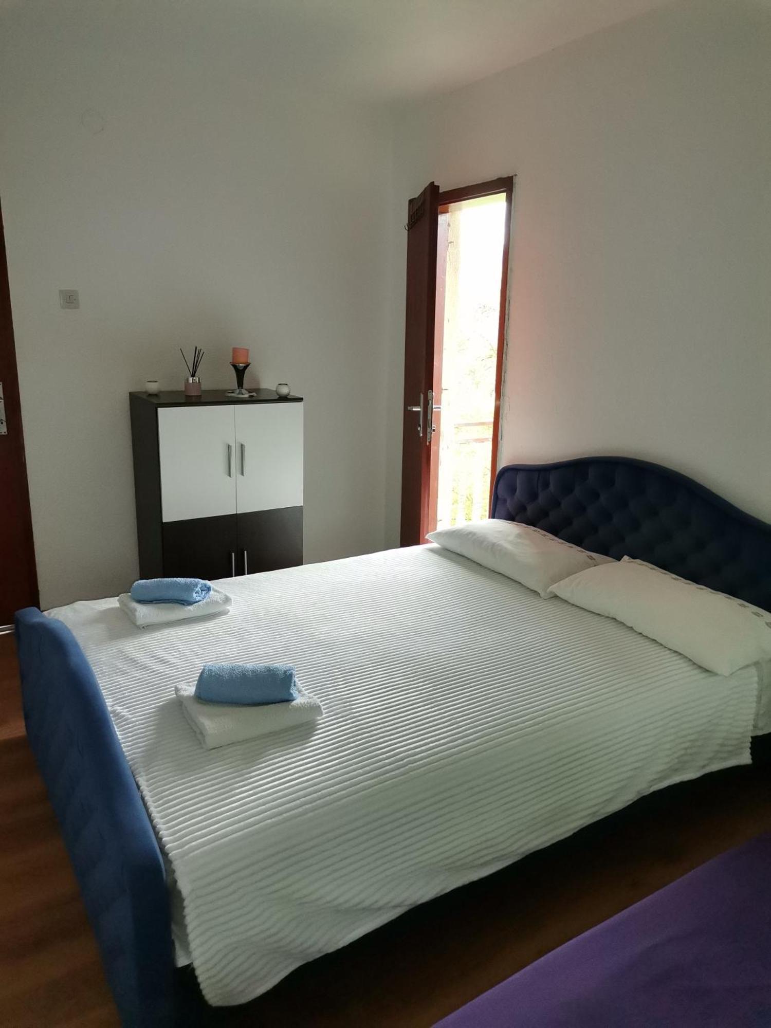 Aki Apartment Drvar Bagian luar foto