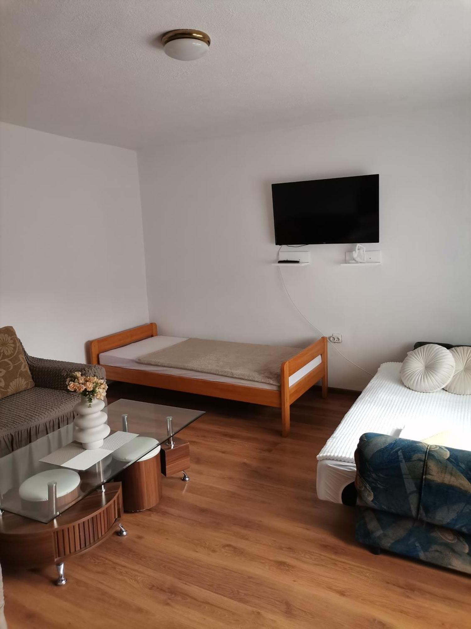 Aki Apartment Drvar Bagian luar foto